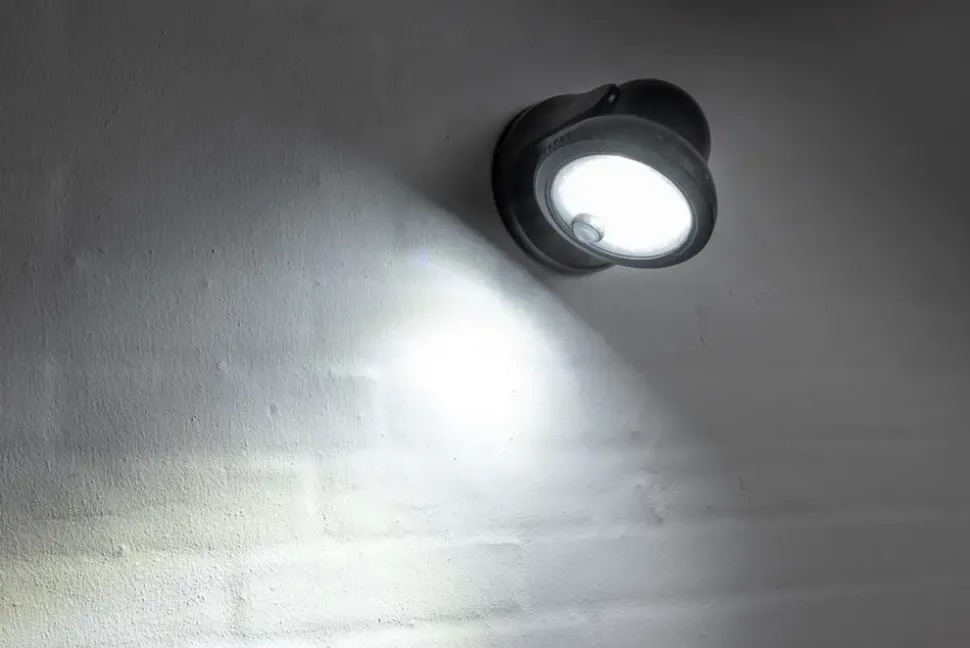 LED-lampe med sensor - sort
