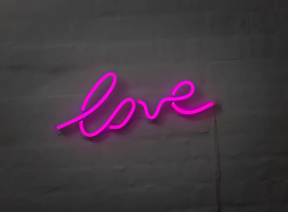 Neonskilt Love H. 18 x B. 45 cm